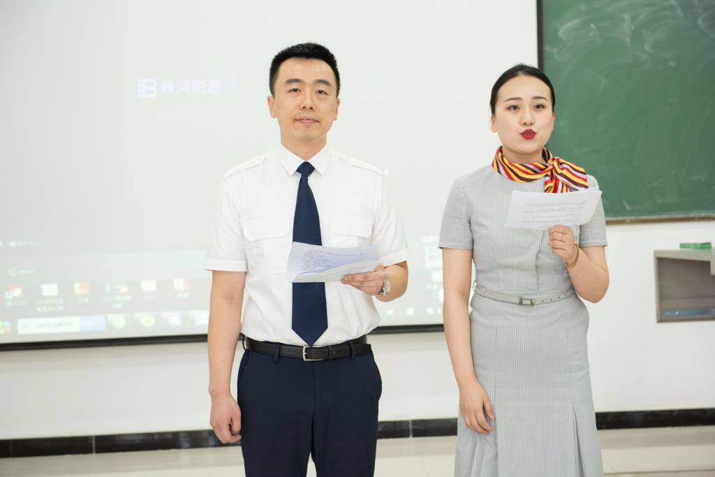 座谈会主持人