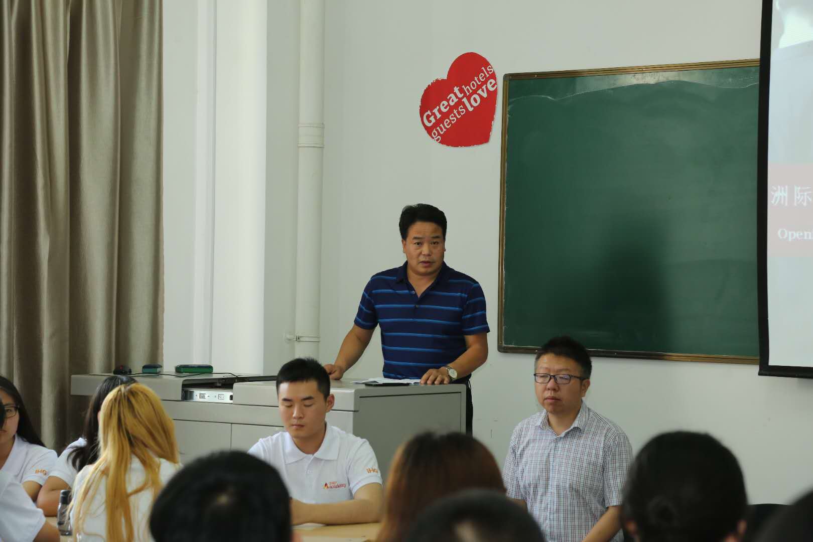 商学院党总支书记张晓战致辞