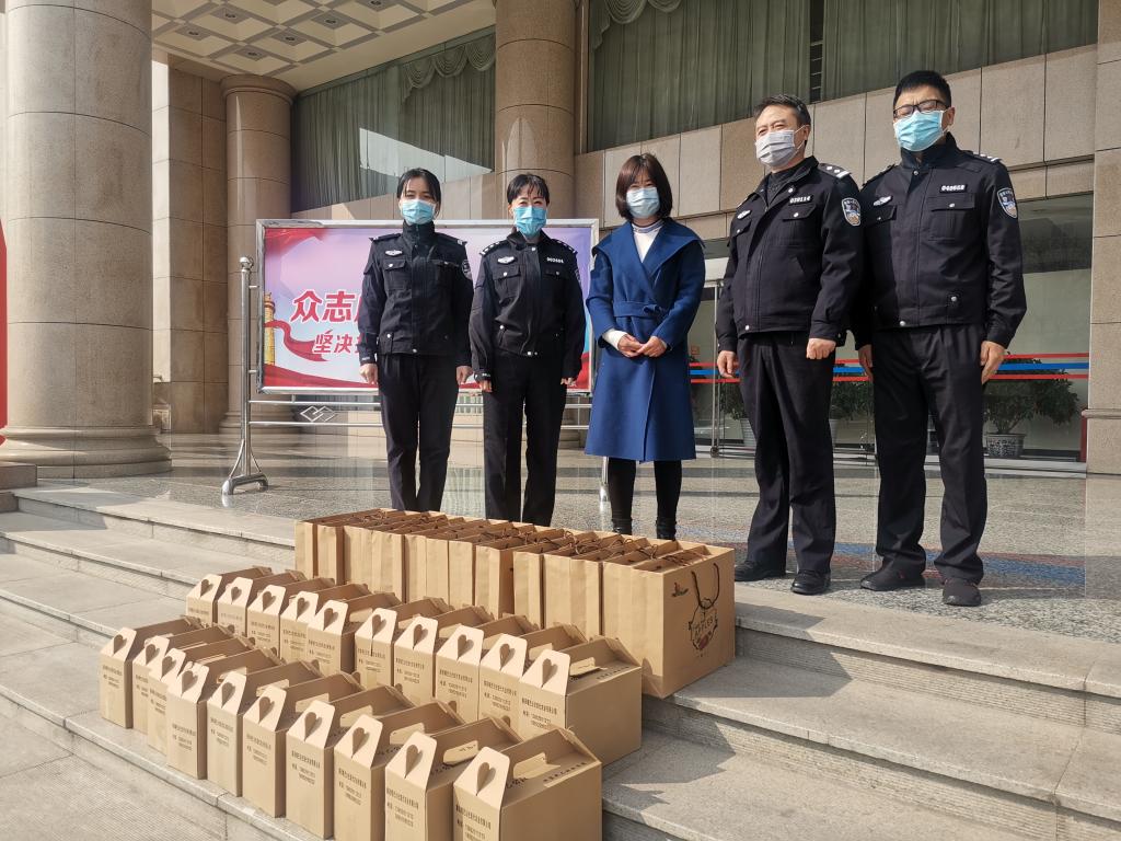 19G电商2班王艳同学为咸阳市交警支队捐赠物资