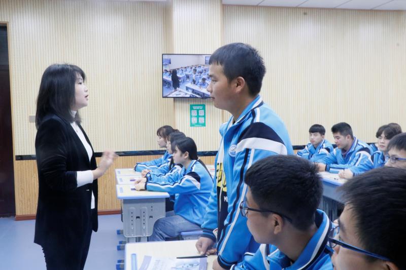 董媛老师为兄弟院校学生及老师讲授示范课